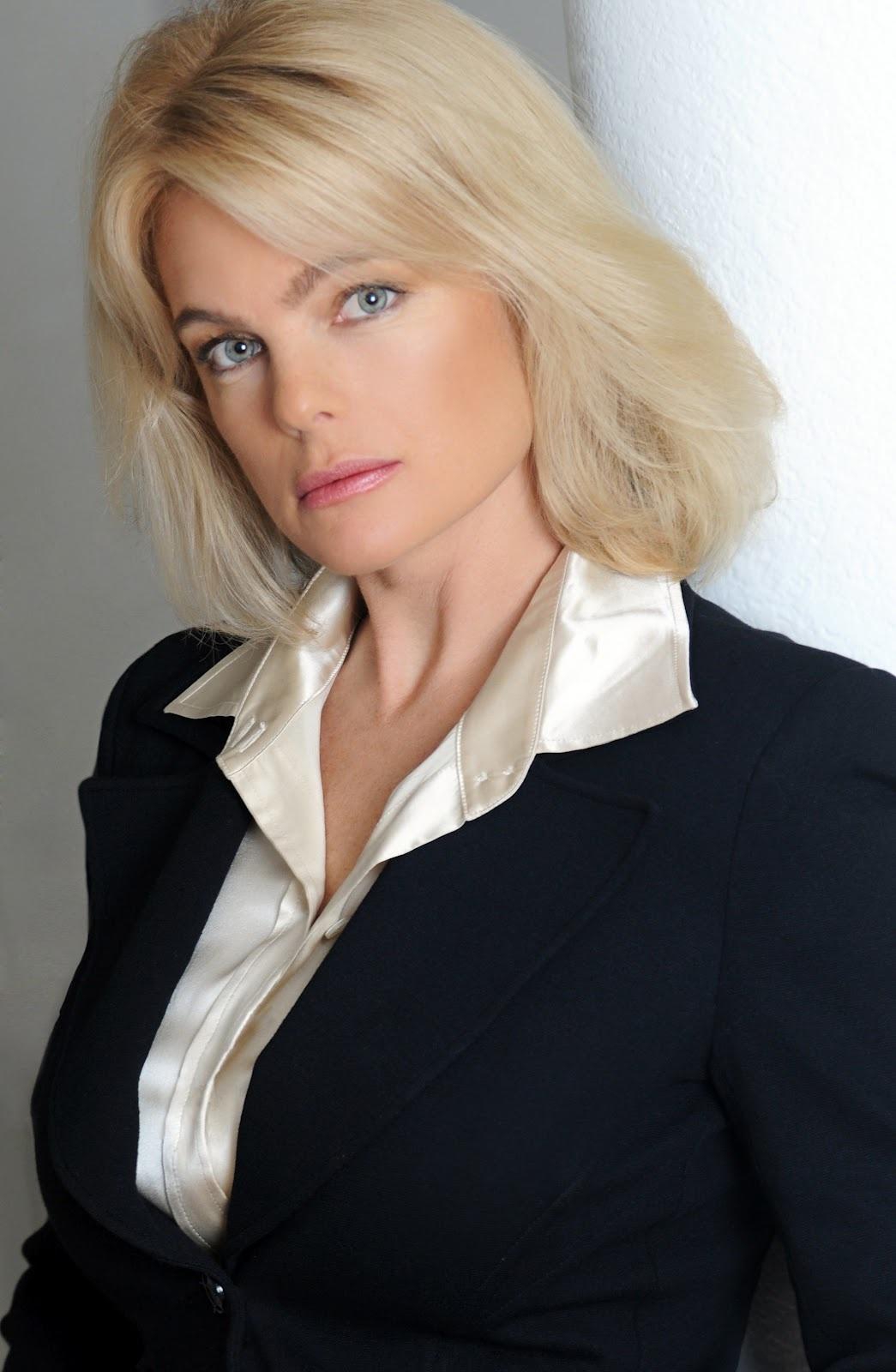 Erika eleniak фото