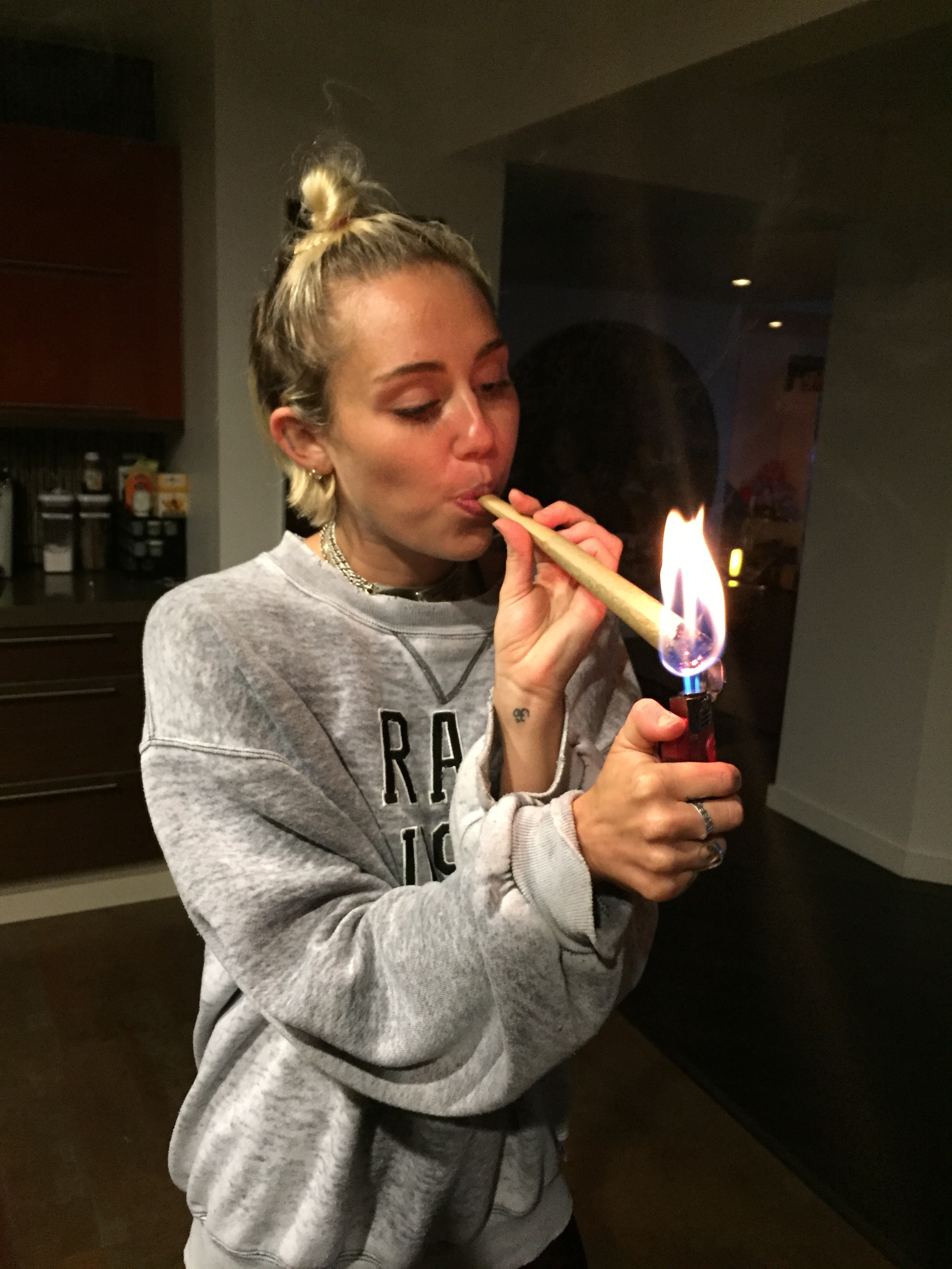 Miley Cyrus cogiendo 1