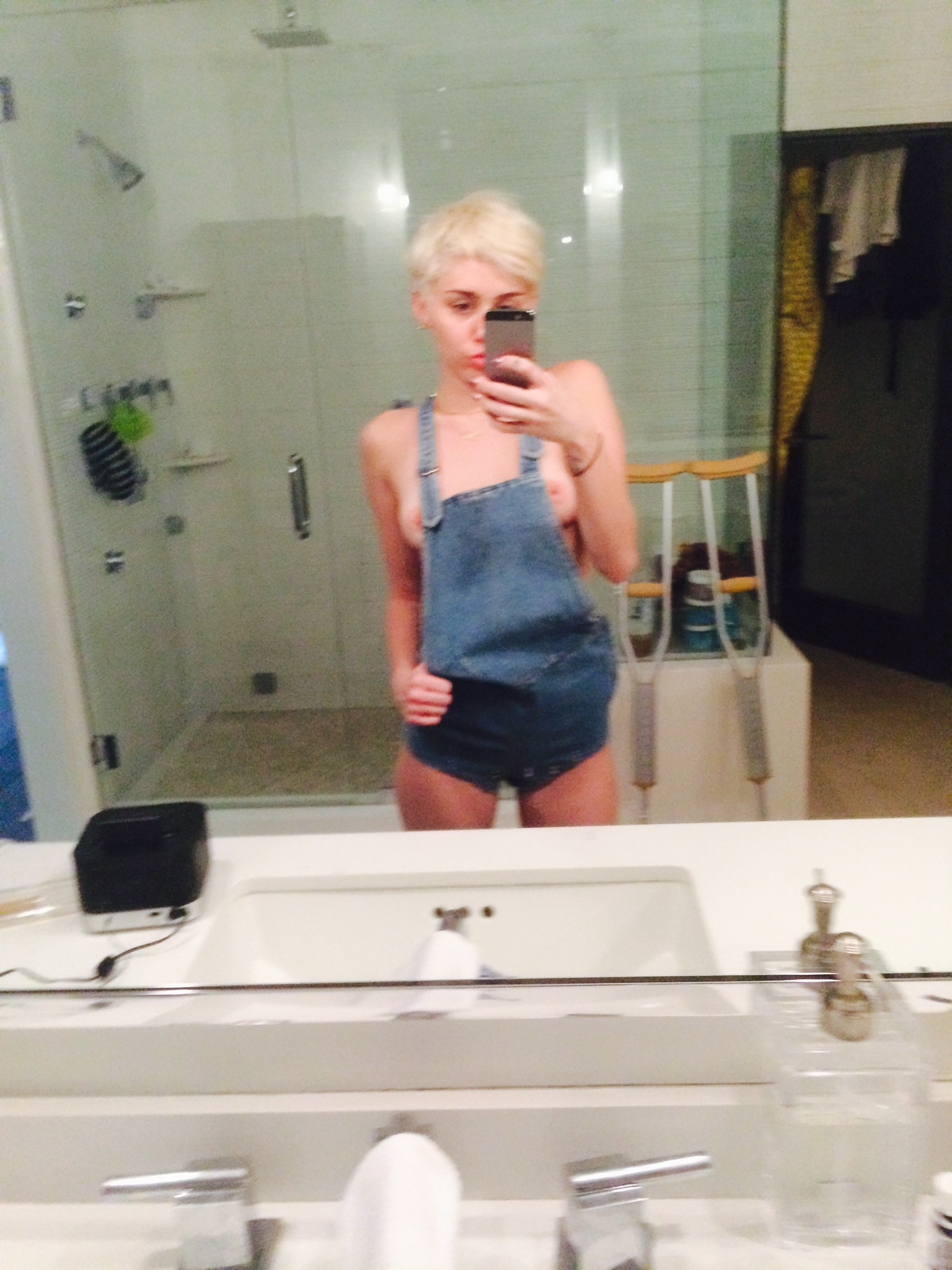Miley Cyrus vídeos desnuda