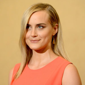 Taylor Schilling Desnuda masturbándose