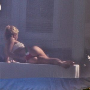 Shakira desnudándose
