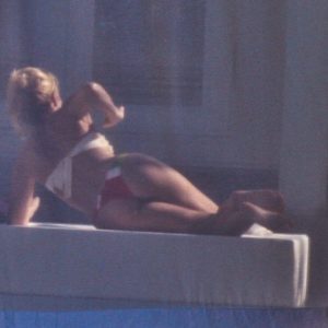 Shakira desnudo en la cama